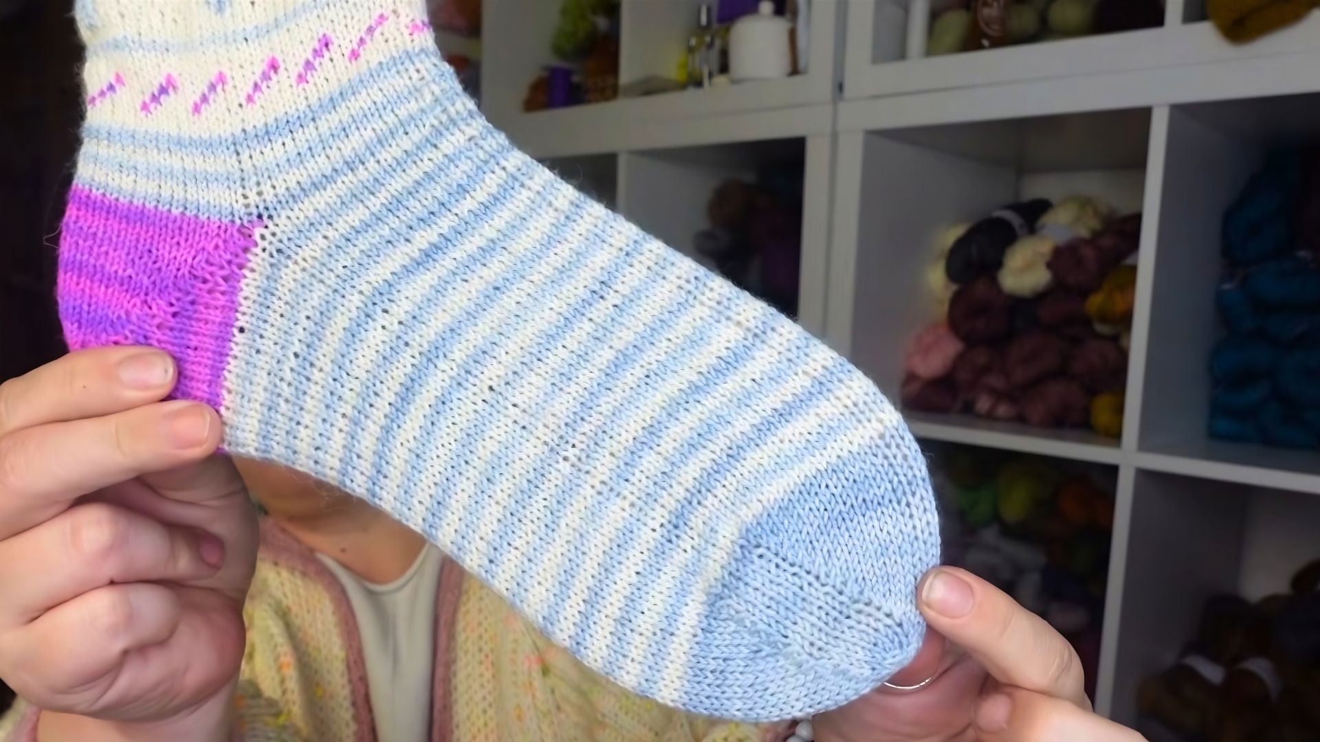 Resteverwertung beim Stricken: So entstehen bunte Socken aus Wollresten