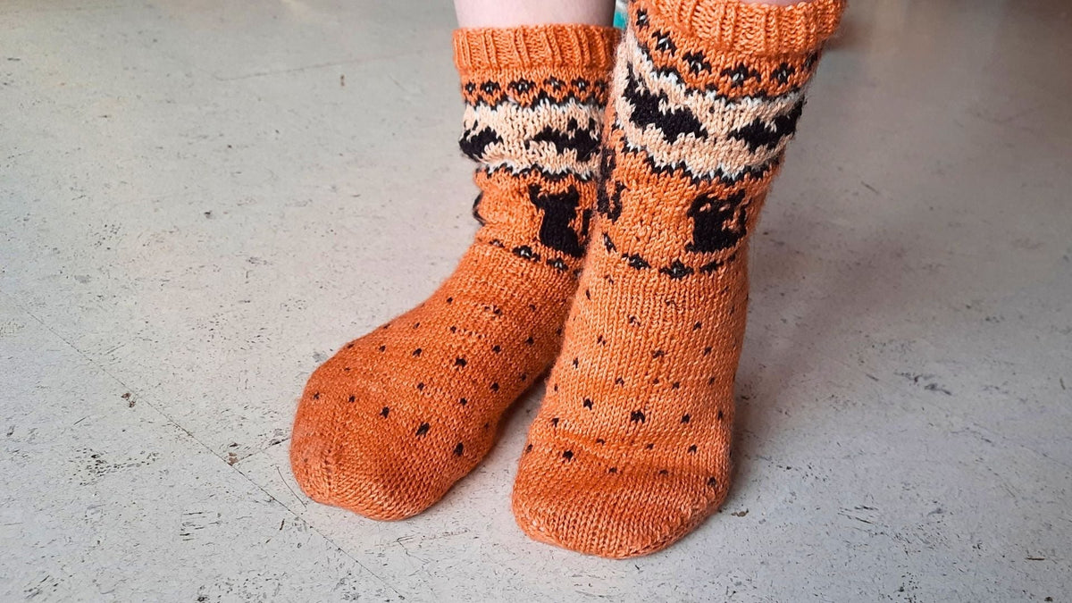 Warum Halloween-Socken stricken mehr Spaß machen als für Halloween zu dekorieren 🎃🧶